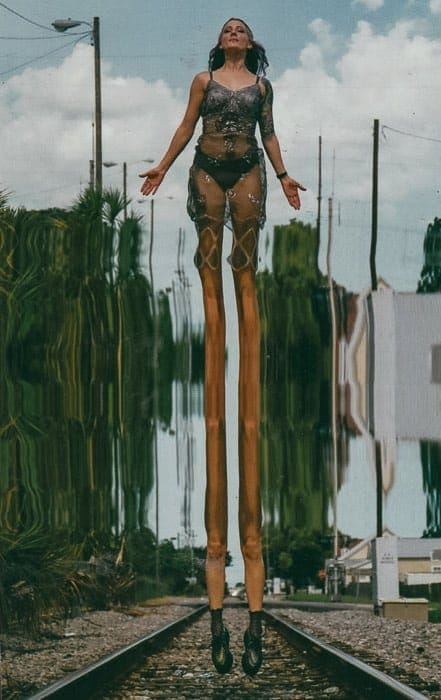 Una mujer posando con la apariencia de tener piernas extrañamente largas debido a una falla en la imagen.