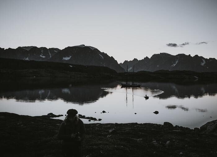 Fotografía en blanco y negro de un lago y montañas