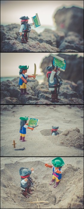 Cuatro fotos de personajes piratas de playmobil posados ​​como si estuvieran peleando en la arena, ideas creativas para fotografías de playa.