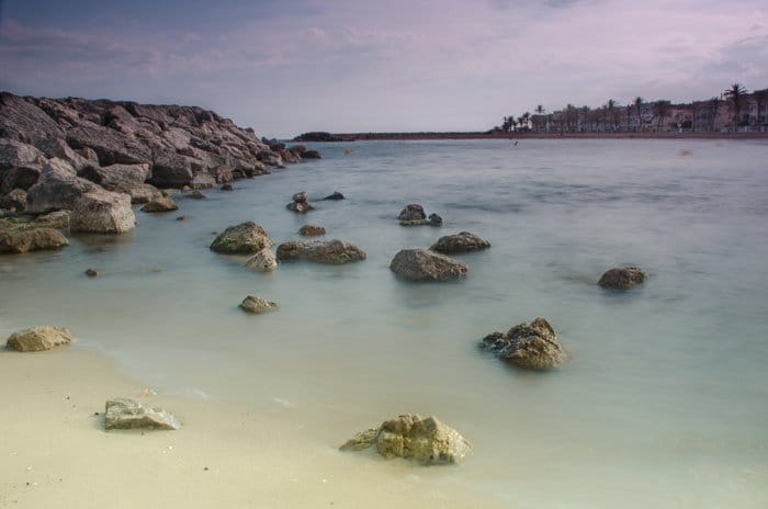 Una fotografía de paisaje de playa serena 
