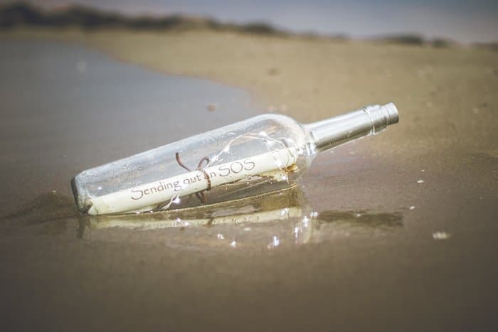 Un mensaje de emergencia dentro de una botella en la arena: ideas geniales para fotografías de playa