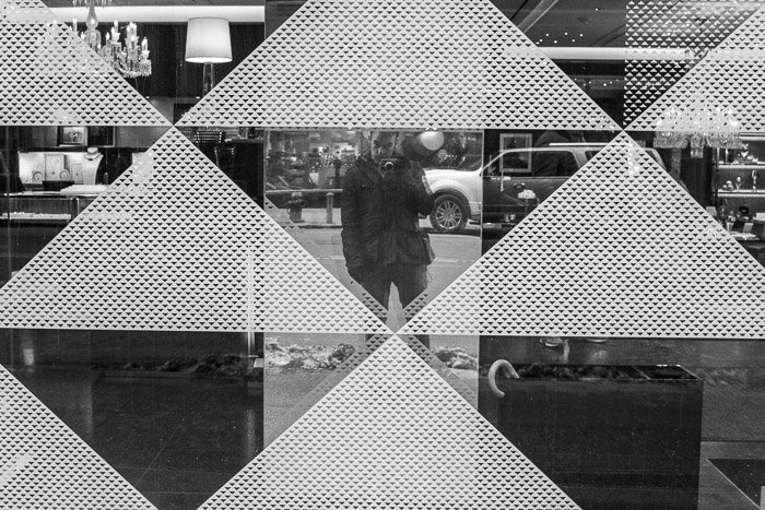 Autorretrato tomado contra la ventana estampada en monocromo en blanco y negro