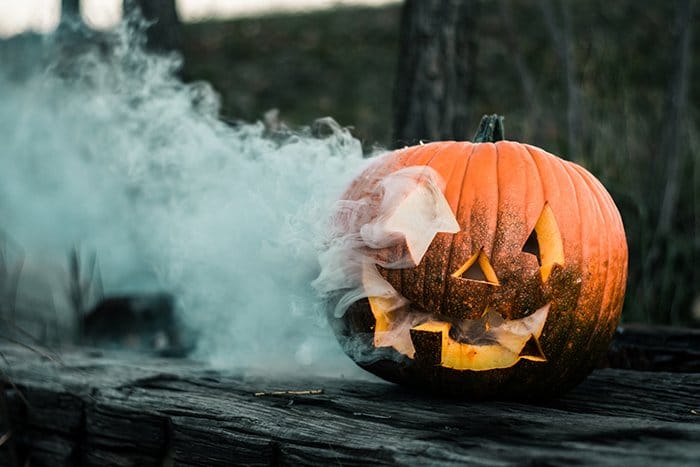 Foto de una calabaza de Halloween con humo saliendo de ella