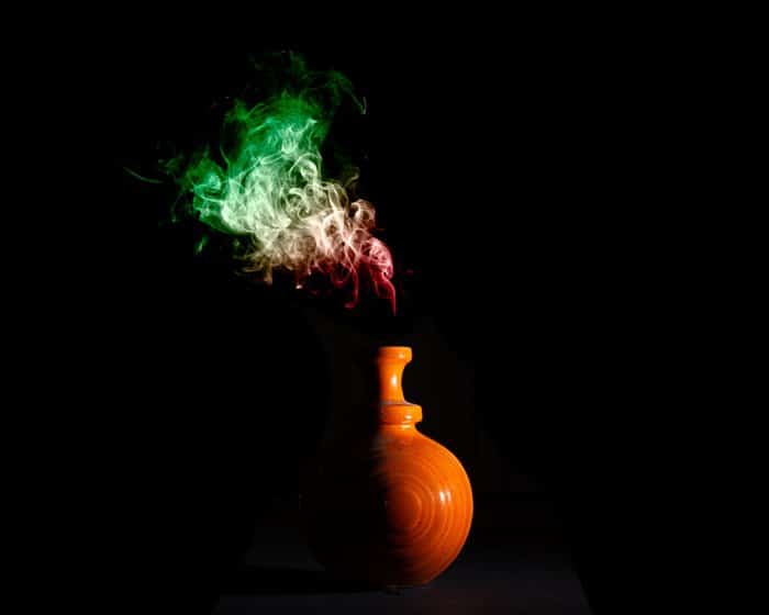 Foto de un jarrón con humo saliendo