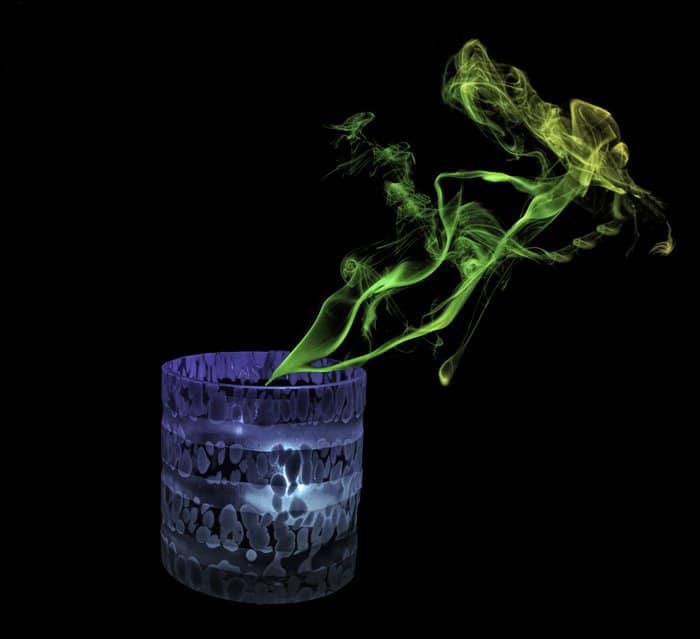 foto de una vela con humo verde