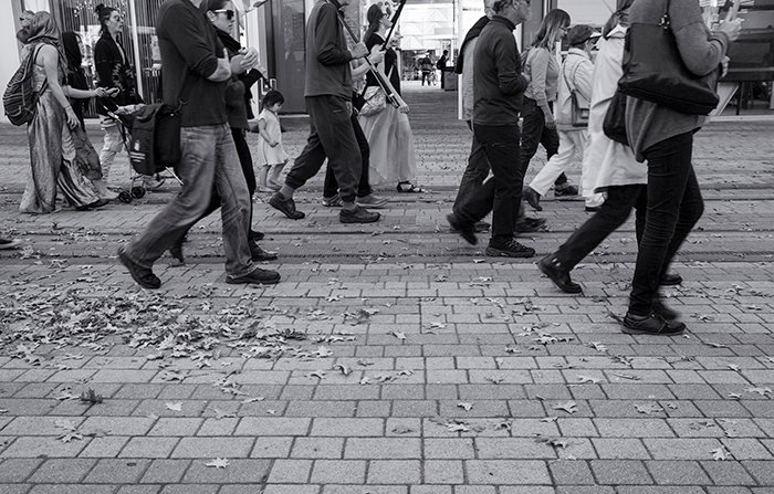 Foto de calle en blanco y negro de un grupo de personas caminando.  Fotografía callejera creativa