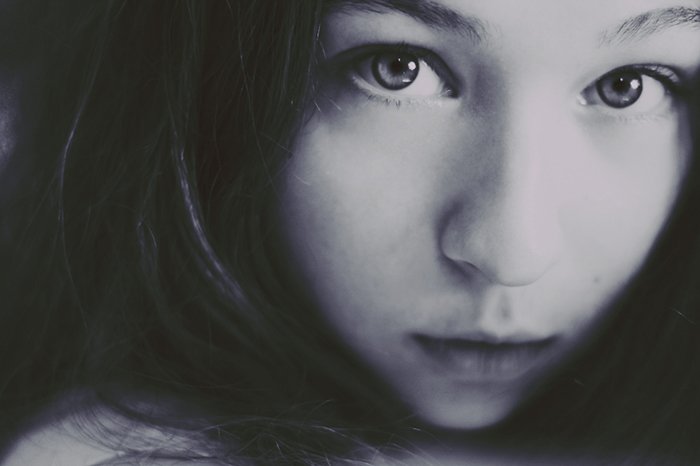 Foto retrato en blanco y negro de una niña