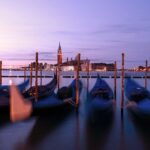 Foto de góndolas en Venecia al atardecer