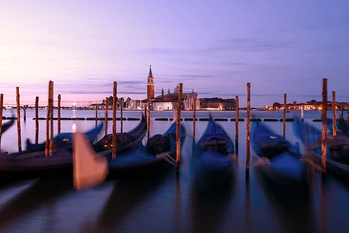 Foto de góndolas en Venecia al atardecer