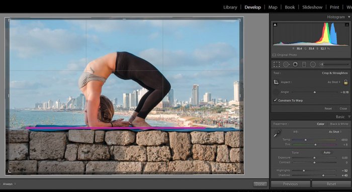 Cambiar la relación de aspecto de una foto de una mujer en una pose de yoga sobre una pared de ladrillos de piedra en lightroom