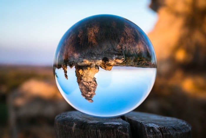 Una formación rocosa atravesada por una bola de cristal.