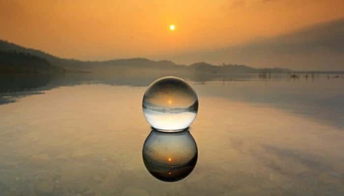 sol brillando a través de la bola de cristal