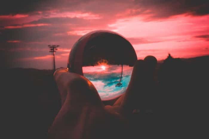 Una puesta de sol rosa a través de una lente.
