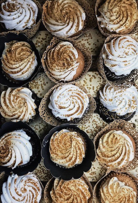 Fotografía aérea de cupcakes de pasteles helados marrones y blancos