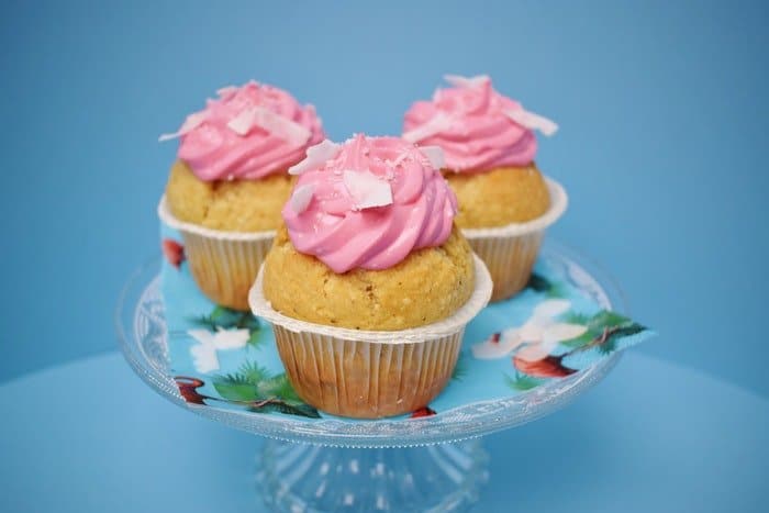 una foto de tres cupcakes con glaseado rosa