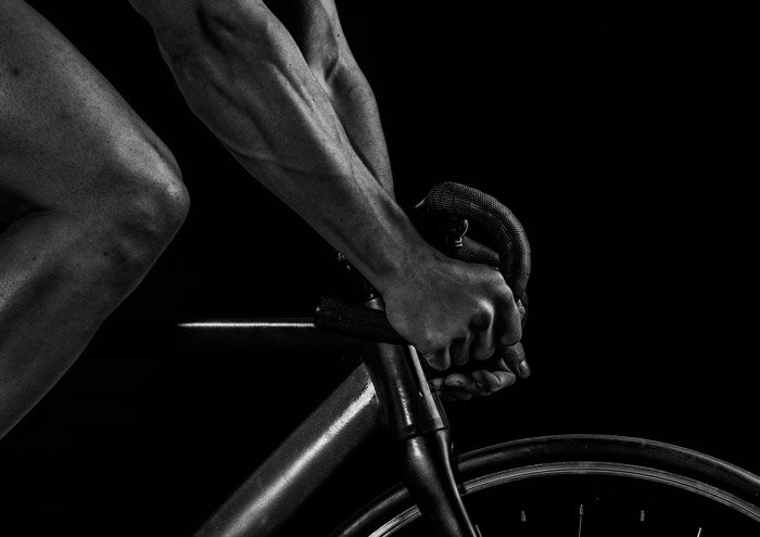 Primer plano en blanco y negro de una foto de un ciclista