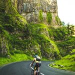 Foto de un hombre en bicicleta por las montañas