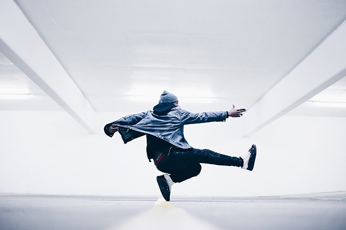 Una fotografía de baile de un bailarín en salto medio.