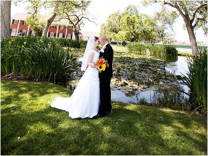 Una pareja de recién casados ​​posando al aire libre en tonos de luz