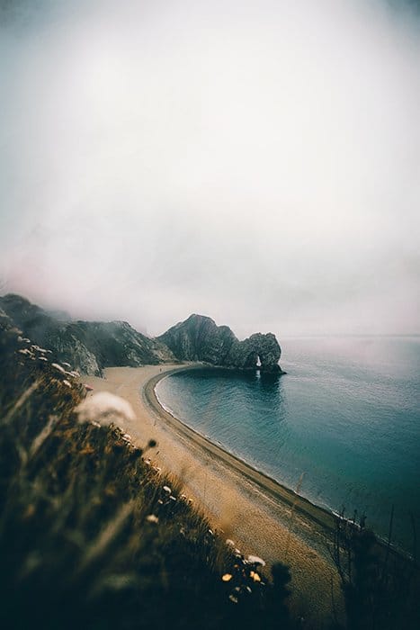 Foto de paisaje de una playa rocosa