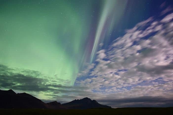foto del cielo diurno fusionándose con la aurora boreal