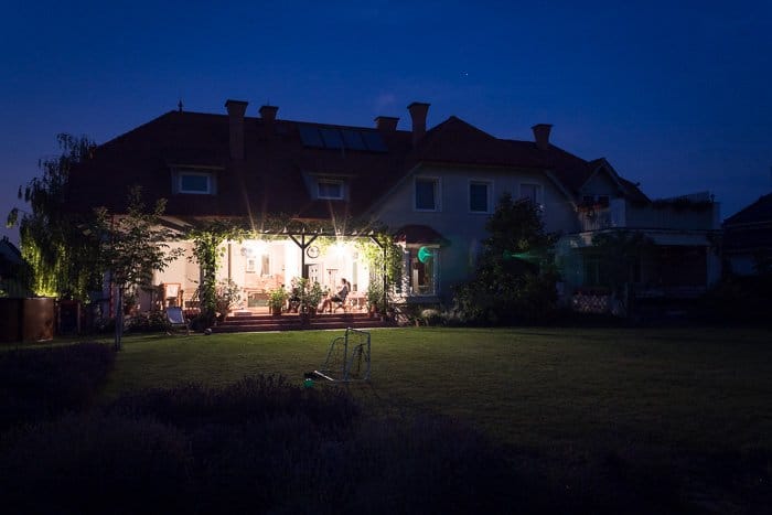 Foto de una casa durante la noche.