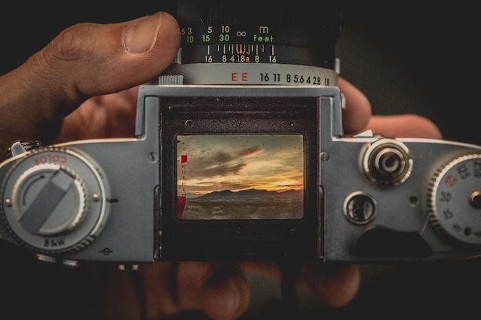 Vista superior del visor LCD de la cámara Kodak que muestra un paisaje al atardecer