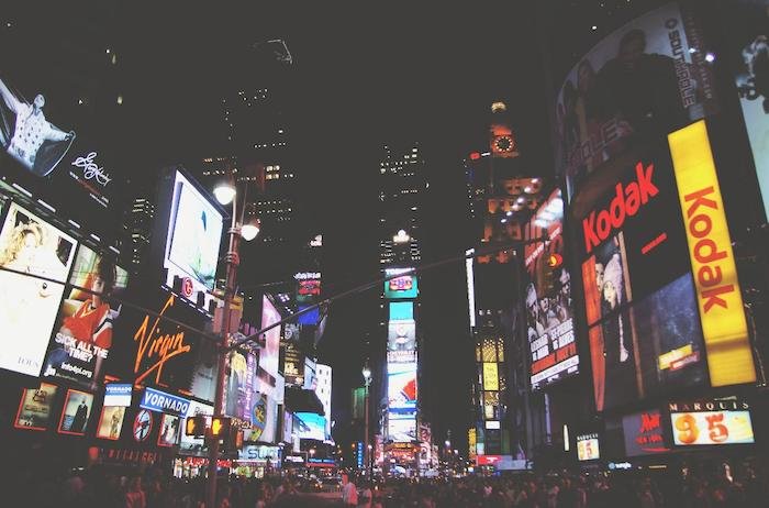 Times Square en la ciudad de Nueva York con publicidad de Kodak