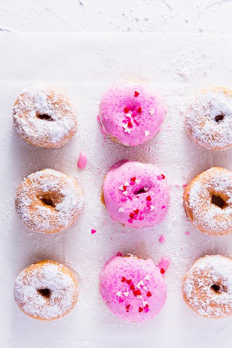 Fotografía cenital de rosquillas esmeriladas rosa