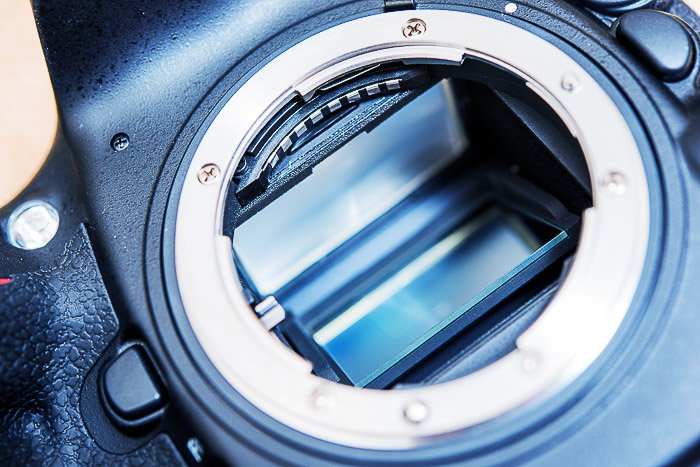 Un primer plano del espejo de una cámara DSLR: comprensión de las partes de una cámara