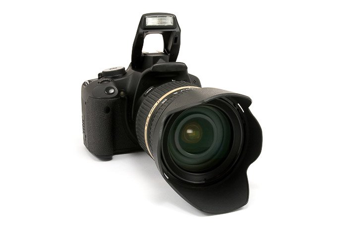 Una cámara DLSR sobre fondo blanco - partes de una cámara