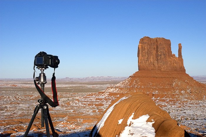 Una cámara Dslr instalada en un trípode en un paisaje rocoso: se explican las diferentes partes de la cámara