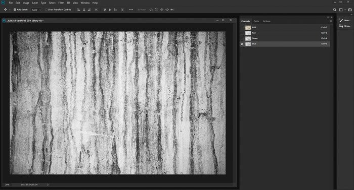 Una captura de pantalla de la edición de una foto de una pared de grunge con textura usando el mapa de desplazamiento de Photoshop - Convertir la imagen a blanco y negro
