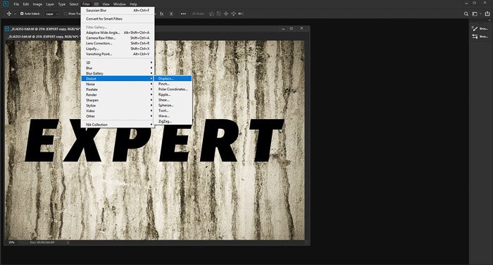 Una captura de pantalla de la edición de una foto de una pared de grunge con textura con la palabra 'experto' usando el mapa de desplazamiento de Photoshop.