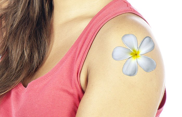 Un retrato de una modelo femenina con un tatuaje de flor agregado usando mapas de desplazamiento en Photoshop