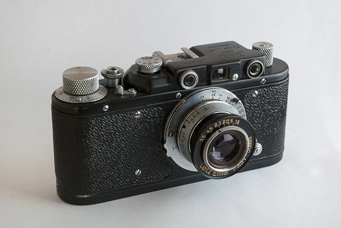 Un primer plano de una cámara de película sobre fondo blanco: cómo hacer una fotografía de caja de luz
