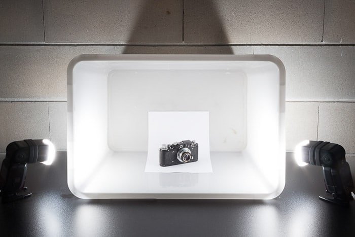 Una configuración de sesión de fotos de bricolaje que contiene una cámara en un difusor de flash de caja blanca