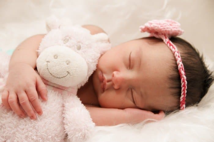 Fotografía de bricolaje recién nacido de bebé durmiendo con juguete
