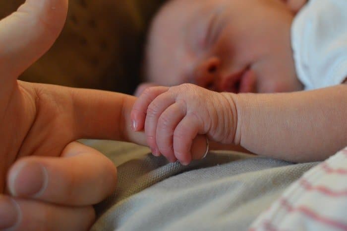 Fotografía de bricolaje recién nacido de bebé sosteniendo el dedo de los padres