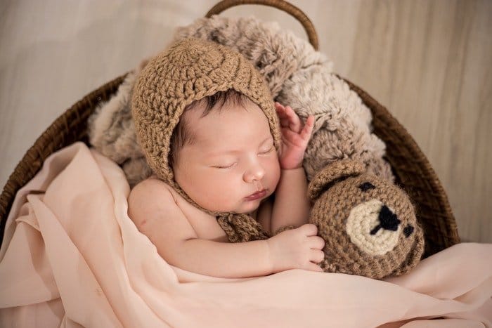 Fotografía de bricolaje para recién nacidos de un recién nacido con un osito de peluche