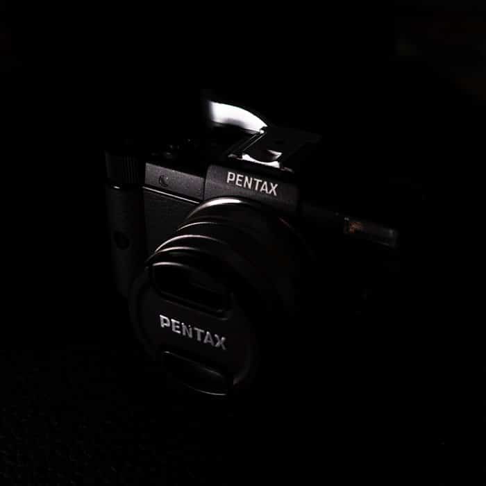 Una cámara Pentax sobre un fondo negro: cómo hacer un fotomatón