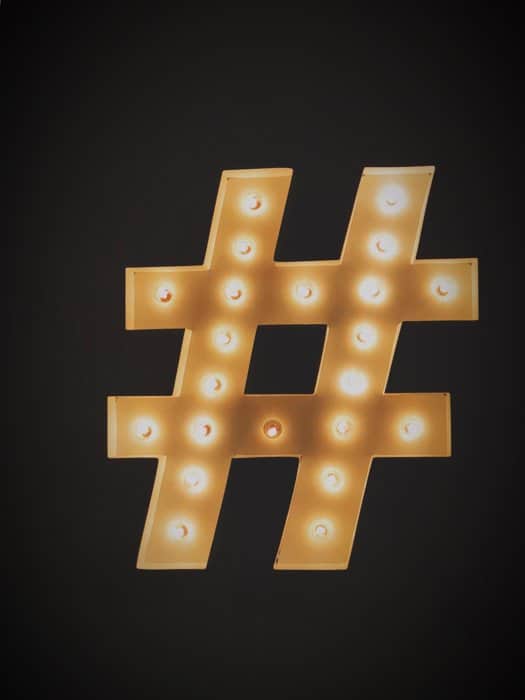 Un hashtag de Instagram iluminado en oro sobre fondo negro