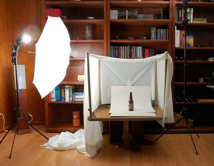 Una caja de luz de fotografía de productos de bricolaje hecha de una cortina de ducha