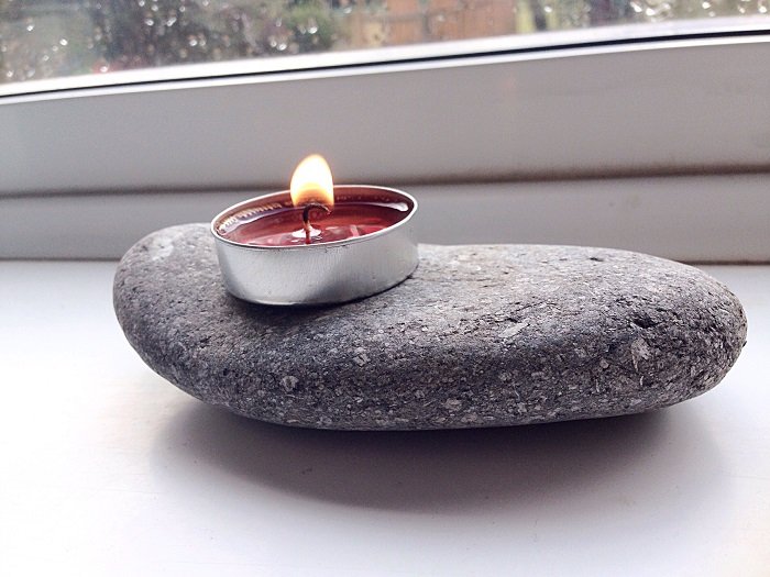 Fotografía de producto de bricolaje de una vela y piedra con iluminación de ventana.