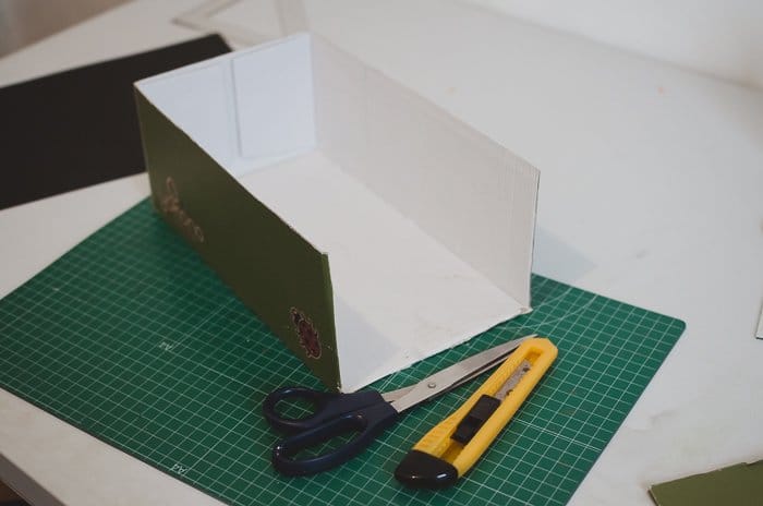 Cortar una caja para hacer un proyector DIY