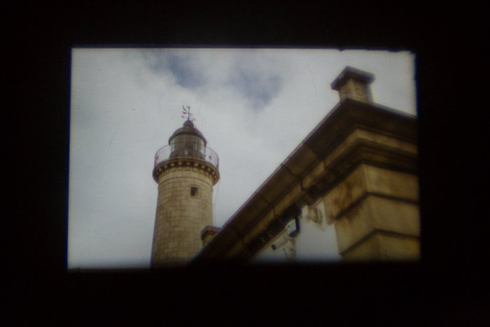 una proyección de un edificio realizada con un proyector para teléfono.