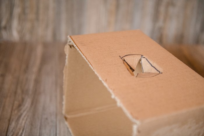 Cortar una caja de cartón para hacer un softbox