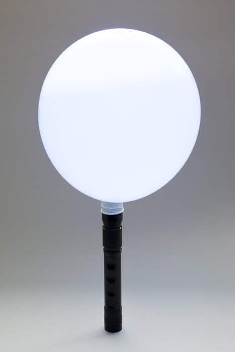 Un efecto de caja de luz de bricolaje creado con un globo.