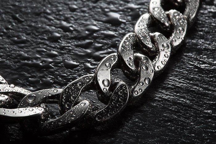Una cadena de plata fotografiada con iluminación diy.