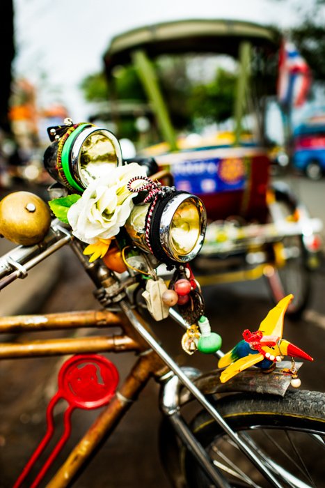Un primer plano de una luz de bicicleta, adornada con adornos de colores brillantes - consejos de fotografía documental